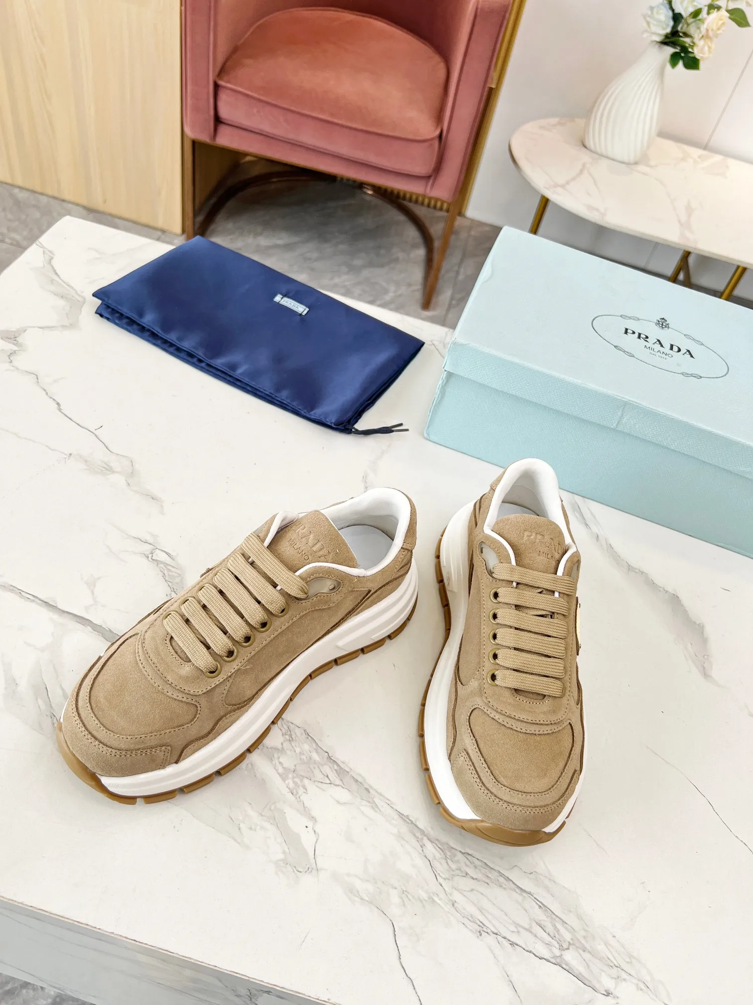 👟👟Ex-factory price 540👟👟 New couple model PRADA Prada 2024ss autumn and winter new moral training shoes casual shoes official fabric: imported suede upper, sheepskin lining, outsole suction mold, vacuum, ultra-light and wear-resistant, two-color non-slip bottom, code number: 35-45